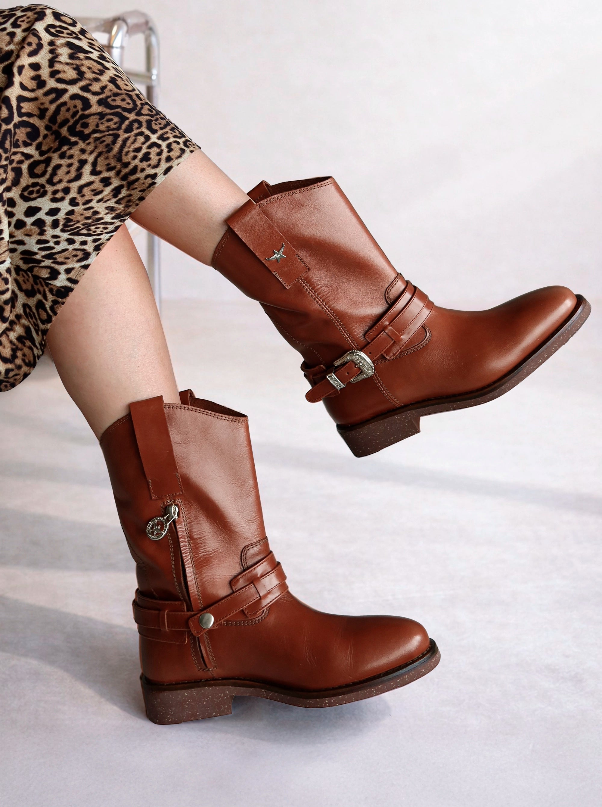 CASE BROWN LEATHER BOOTIES