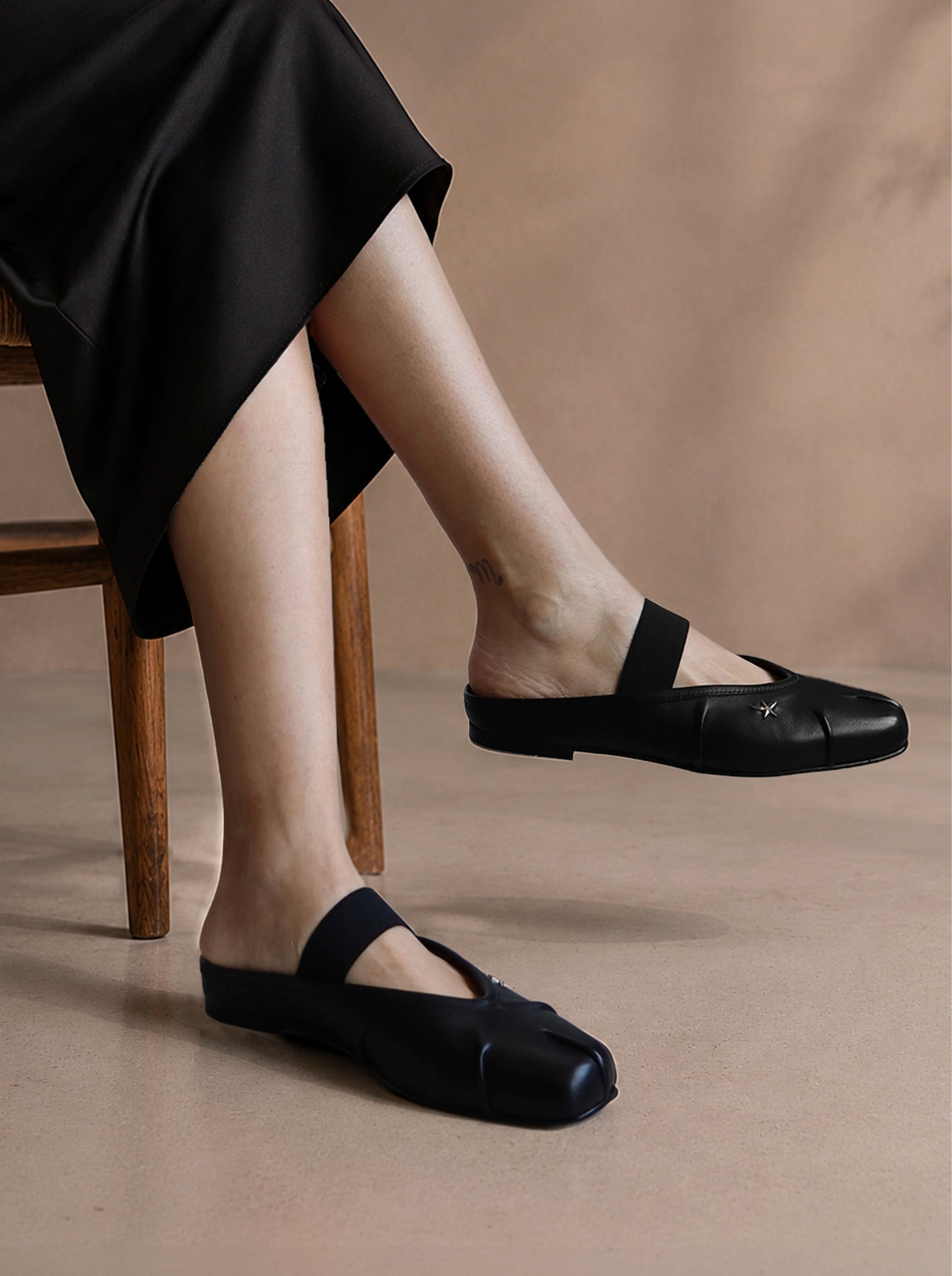 DUDE BLACK LEATHER BALLET FLATS