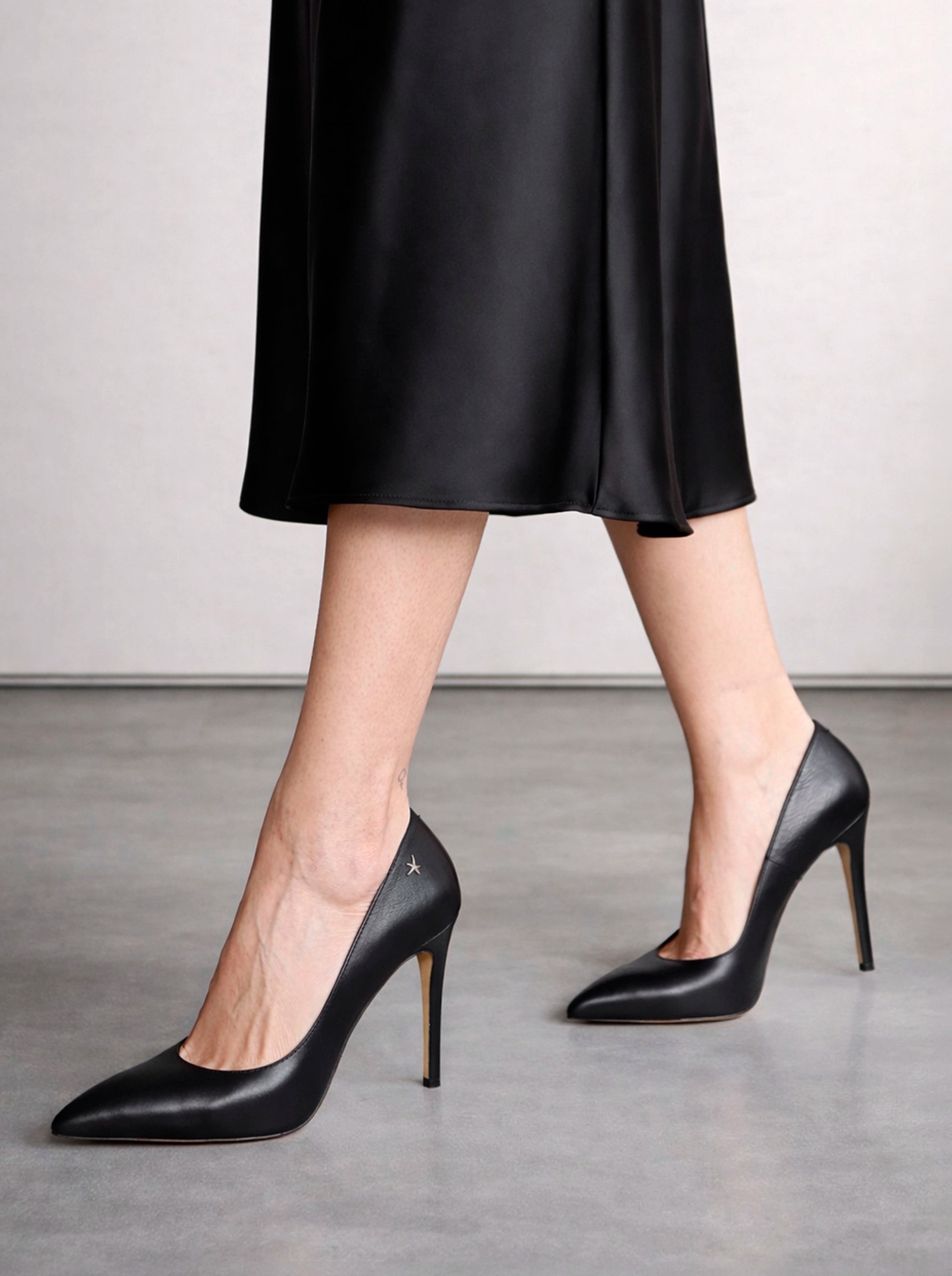 AURA BLACK LEATHER PUMPS