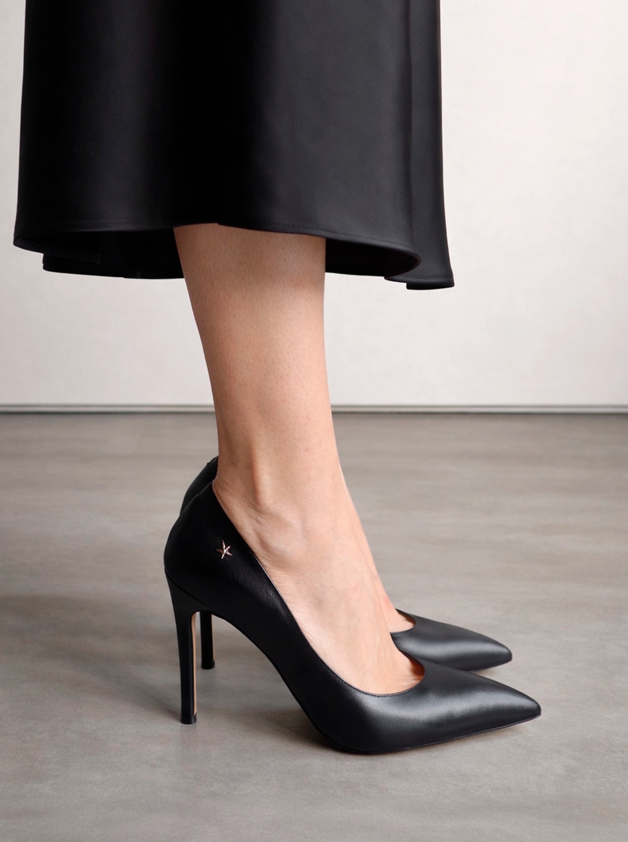 AURA BLACK LEATHER PUMPS
