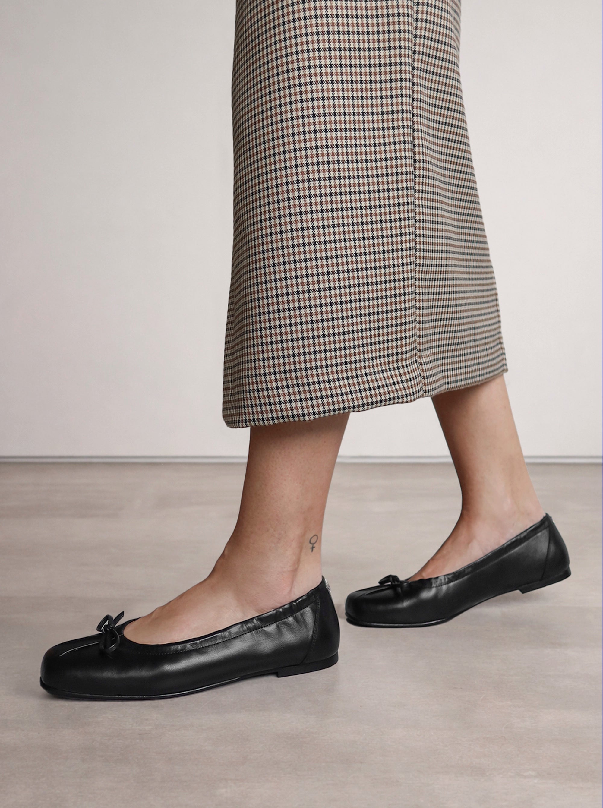 CLOUD BLACK LEATHER BALLET FLATS