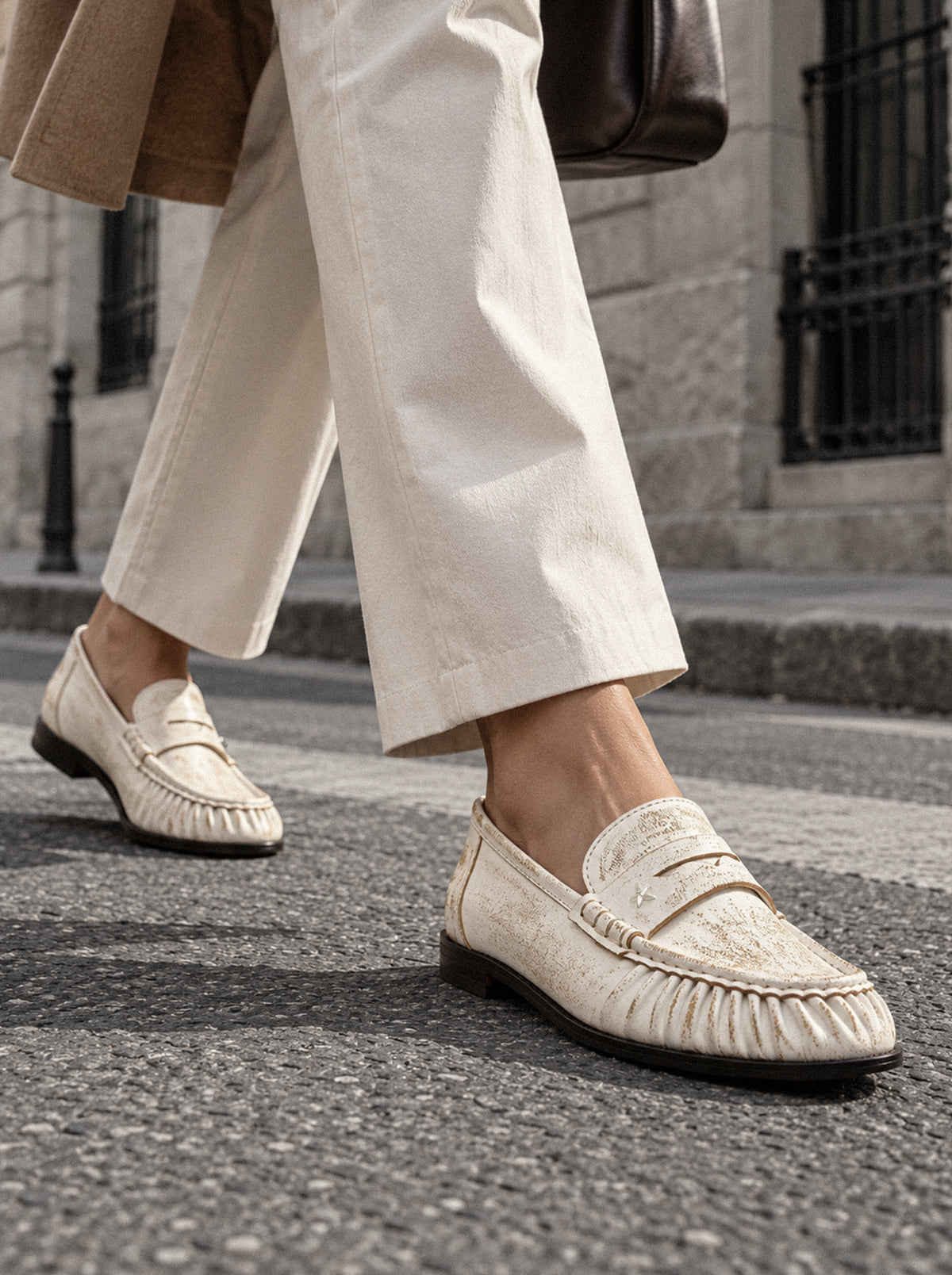 DROP WHITE DISTRESSED LETHER SHOES