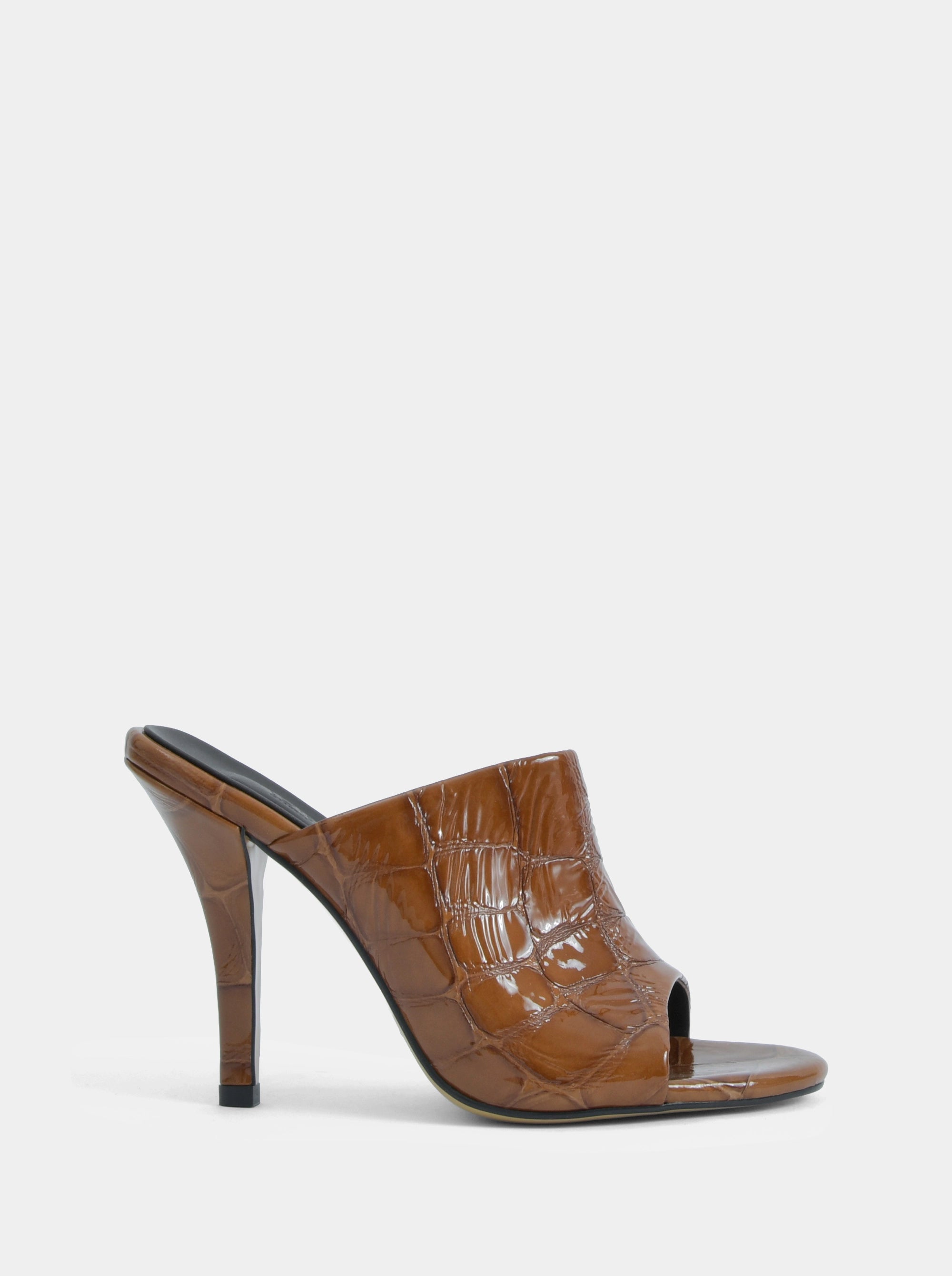 SM-03 CARAMEL PATENT SLIPPERS