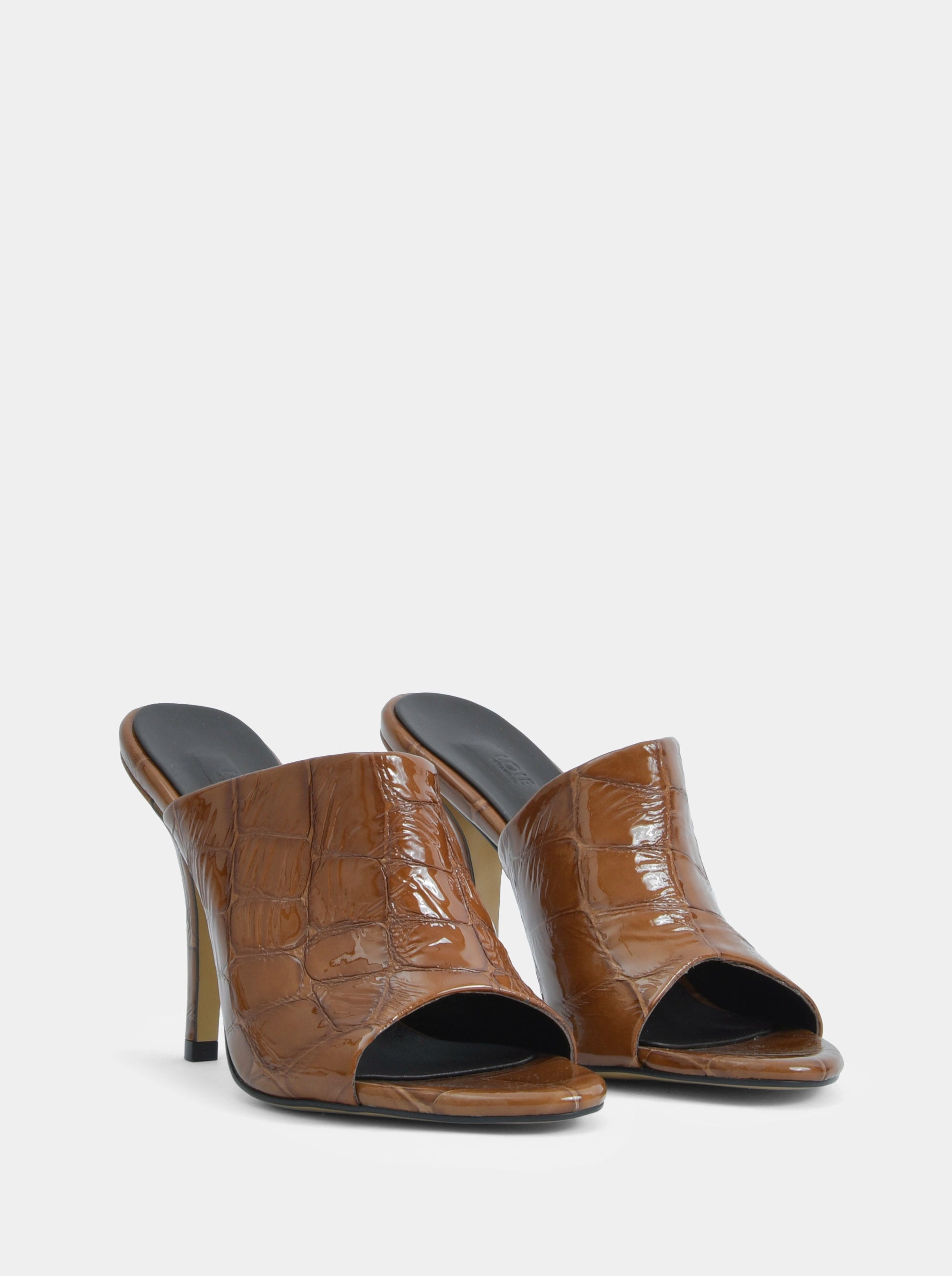 SM-03 CARAMEL PATENT SLIPPERS